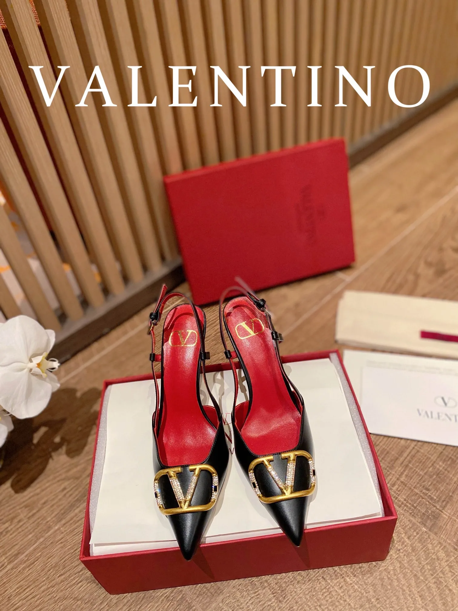 👟👟Ex-factory price 520👟👟 𝑉𝐴𝐿𝐸𝑁𝑇𝐼𝑁𝑂 Valentino ♡ The latest series of the counter 💯The new season of Valentino replaces the usual rivet elements with the initial V bronze (dotted buckle) buckle, simplifying the complexity Make the design more refined and durable. No matter your age, it can easily fit on your feet and make your feet look slimmer! The new season lives up to expectations! Worth buying ★Imported cowhide is absolutely high-grade ❥Original method is absolutely sensual ❥Elegant style creates a different feeling🙈 Simple temperament style!  ♡ show bdetails ———————————— ⊿▸: Size｜35-40 (customized at 34.40.41.42) ⊿▸: Material｜Imported cowhide ⊿▸: Material｜Exclusive molded rhinestone buckle ⊿▸: Material | Padded sheepskin ⊿▸: Material |Italian 🇮🇹 genuine leather outsole (the original 1:1 method has a wood grain shape) ⊿▸: Heel height｜8cm